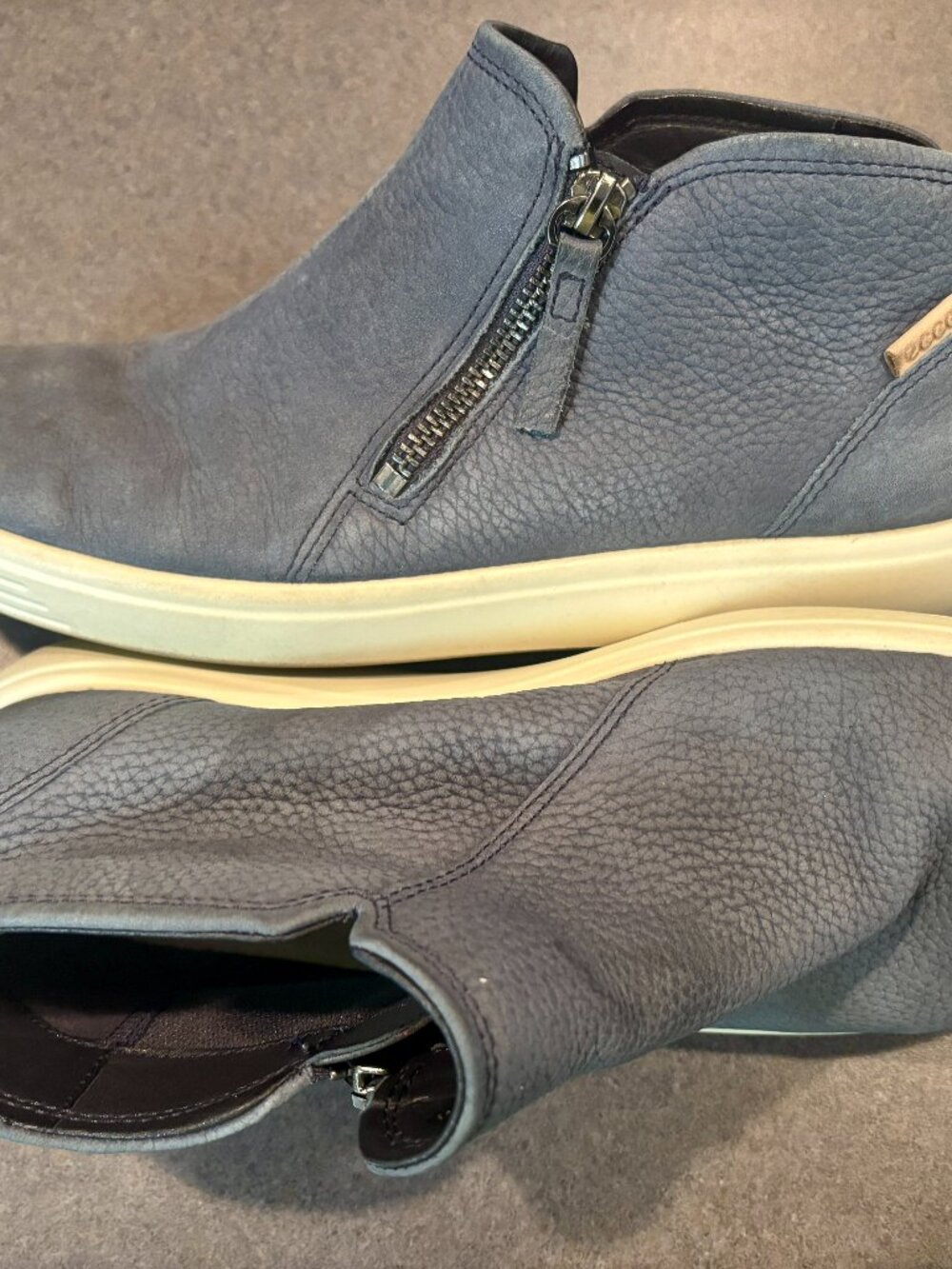 ~~Ecco Soft 7 Woman's Nubuck Zip Bootie Leather Grey Size 9